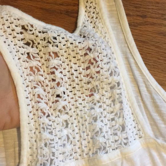 Gap tank top with crochet back - Picture 4 of 4